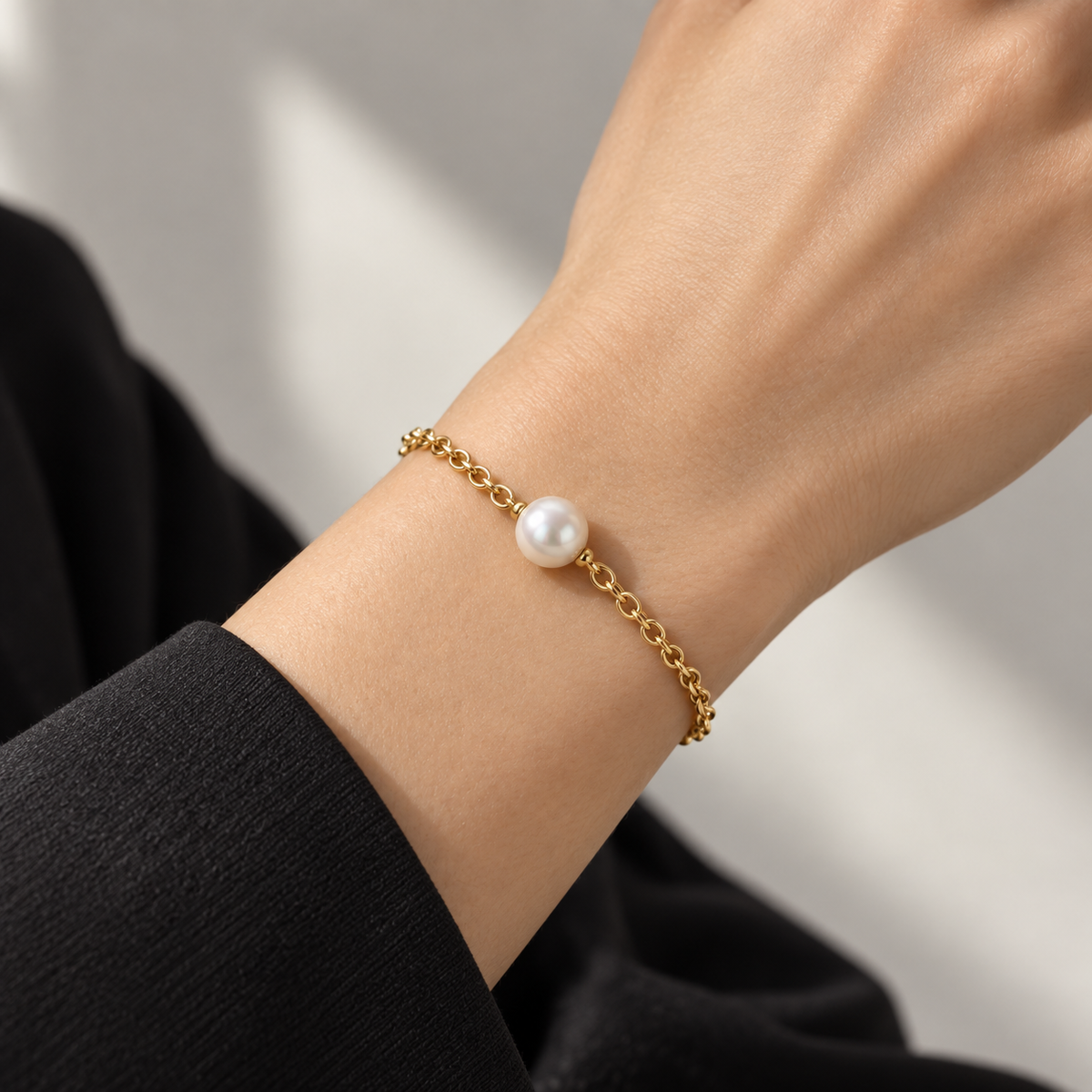 Naturalture® Minimalist Gold-Tone Single Pearl-Look Bracelet – Delicate Chain Design
